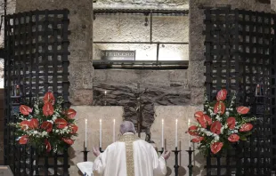 Papa Francisco en la tumba de San Francisco. (Imagen de archivo). Crédito: Vatican Media 