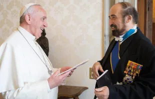 Papa Francisco y embajador Guillermo León Escobar Herrán. Foto: L'Osservatore Romano. 