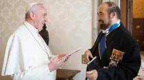 Papa Francisco y embajador Guillermo León Escobar Herrán. Foto: L'Osservatore Romano.
