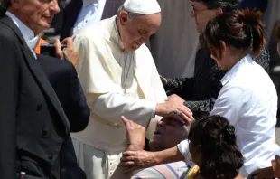 El Papa Francisco bendice a un anciano enfermo. Foto: ACI Prensa 