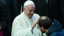 El Papa bendice a un joven. Foto: Lucía Ballester / ACI Prensa