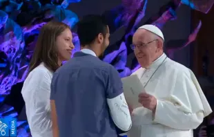 El Papa Francisco saluda a dos jóvenes en el encuentro de esta tarde en el Vaticano. Captura Youtube 