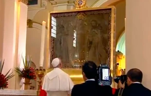 Papa Francisco ora frente a Virgen de Chiquinquiru00e1 / Foto: Captura imagen CTV 