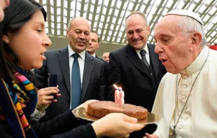 El Papa Francisco recibe un pastel de cumpleaños en el Aula Pablo VI de parte de peregrinos mexicanos. Foto:L'Osservatore Romano 
