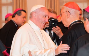 Papa Francisco saluda a Cardenal colombiano Daru00edo Castrillu00f3n Hoyos / Foto: Alvaro de Juana (ACI Prensa) 