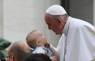 El Papa Francisco saluda a un pequeño en el Vaticano. Foto: Daniel Ibáñez (ACI Prensa) 