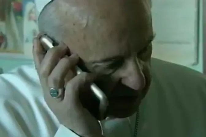 VIDEO: El Papa visita una casa en Milán, no encuentra a la dueña y la llama por teléfono