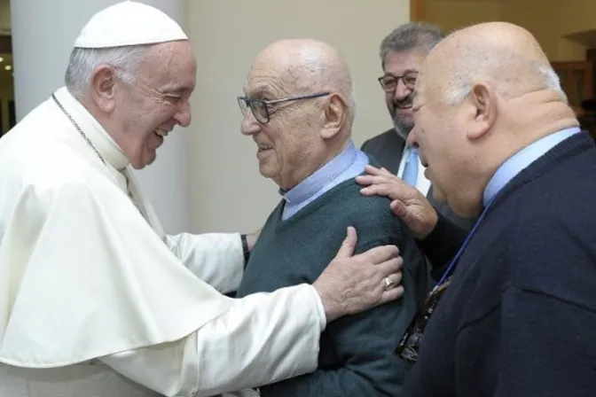 El Papa recibe a sacerdote de 100 años cuya hermana murió rezando por su vocación