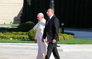 El Papa Francisco y el Presidente de Azerbaiyán. Foto: Alan Holdren (ACI Prensa) 