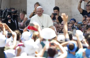 El Papa Francisco en un encuentro con jóvenes en la Plaza de San Pedro. Foto: Daniel Ibáñez / ACI Prensa 