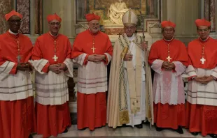 El Papa Francisco y los 5 nuevos cardenales de la Iglesia. Foto: L'Osservatore Romano 