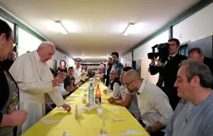 El Papa Francisco almuerza con los presos de una cárcel de Milán. Foto: L'Osservatore Romano 