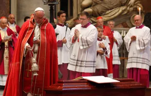 El Papa Francisco en el funeral del Cardenal Ivan Dias, Prefecto Emérito de la Congregación para la Evangelización de los Pueblos (2017) / Crédito: Daniel Ibañez (ACI Prensa)  