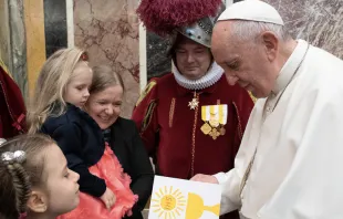 El Papa Francisco recibe a Guardia Suiza con sus familias. Foto: Vatican Media 