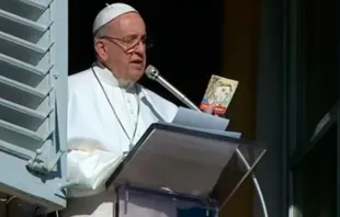 El Papa Francisco muestra el libro "Icono de Misericordia" / Foto: Captura de video (Youtube) 