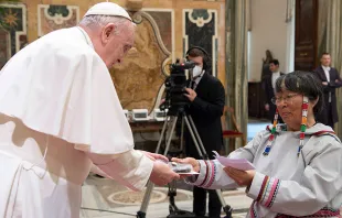 El Papa Francisco se reunió con delegaciones de pueblos indígenas de Canadá el 1 de abril de 2022. Crédito: Vatican Media 
