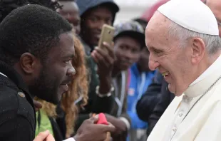 El Papa saluda a un inmigrante en Bologna. Foto: L'Osservatore Romano 
