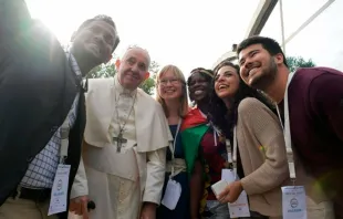 Papa Francisco junto a jóvenes empresarios durante su viaje a Asís el 24 de septiembre de 2022. Crédito: Vatican Media 