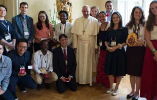 El Papa Francisco con los jóvenes con quienes almorzó en la JMJ Cracovia 2016 / Foto: L'Osservatore Romano 
