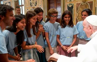 Papa Francisco con jóvenes del movimiento Equipos de Nuestra Señora, el 6 de agosto de 2022 en el Vaticano. Crédito: Vatican Media 