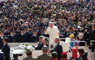 El Papa saluda a los militares y policias presentes. Foto: Alexey Gotovsky / ACI Prensa 