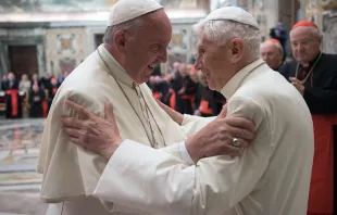 El Papa Francisco y Benedicto XVI se saludan. Foto: L'Osservatore Romano 