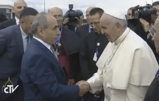 El Papa saluda a las autoridades de Azerbaiyán a su llegada al país. Foto: Captura Youtube 