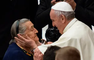 Papa Francisco saludando a una mujer en una audiencia general de 2017 / Crédito: Daniel Ibañez - ACI Prensa 