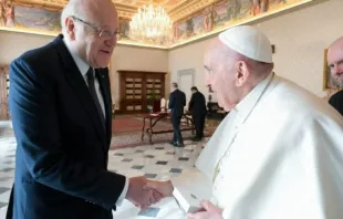 Papa Francisco recibe a Najib Mikati, Primer Ministro interino del Líbano. Crédito: Vatican Media 