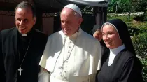 Mons. Domenico Pompeli con el Papa Francisco y Sor Angela / Foto: Sor Angela