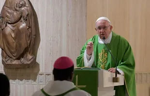 El Papa Francisco en la capilla de la Casa Santa Marta. Foto: Vatican Media 