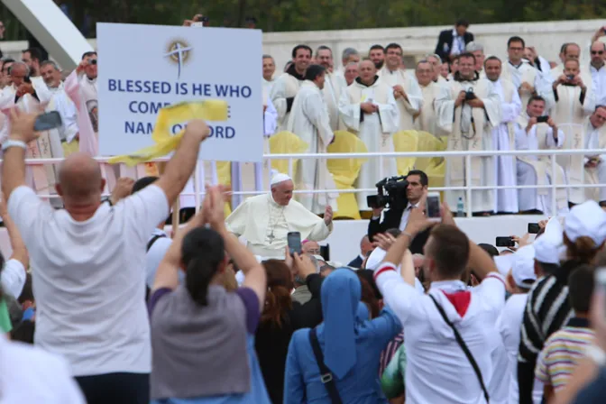 Musulmanes en Albania rezan por el Papa, no se preocupen por su seguridad, asegura P. Lombardi