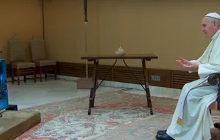 El Papa habla desde el Vaticano a los congregados en Asís. Foto: Captura Youtube 