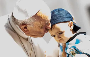 El Papa Francisco bendice a un niño durante la Audiencia. Foto: Daniel Ibáñez / ACI Prensa 