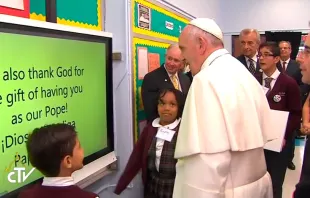 El Papa Francisco con niños de escuela en Harlem / Foto: Captura Youtube 
