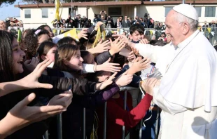 Papa saludando a niu00f1os / Foto: L'Osservatore Romano 