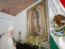 Benedicto XVI ante Virgen de Guadalupe (Foto: AP).