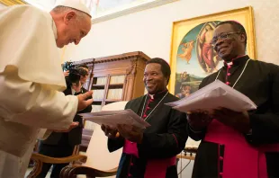 El Papa Francisco se reúne con la Conferencia Episcopal de Benín, África, en la Ciudad del Vaticano el 27 de abril de 2015. Crédito: Vatican Media 