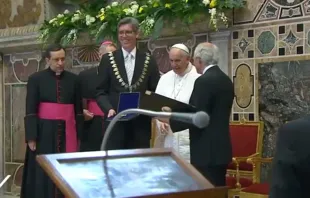 El Papa recibe el Premio. Foto: Captura Youtube 