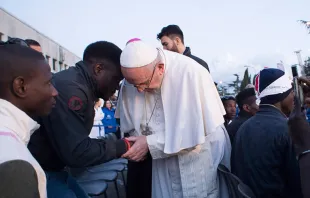 Papa Francisco junto a refugiados / Crédito: L’Osservatore Romano  