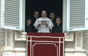 El Papa durante el Regina Coeli acompañados de los nuevos sacerdotes. Foto: Captura Youtube 