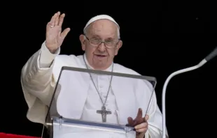 El Papa Francisco pronunció un discurso antes de rezar el Regina Coeli el domingo 16 de abril de 2023. Crédito: Vatican Media 
