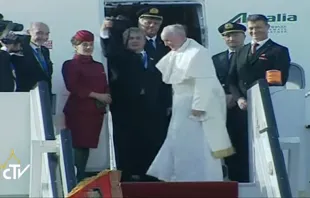 El Papa sube al avión que le lleva de regreso a Roma. Foto: Captura Youtube 