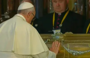El Papa Francisco rezando ante las reliquias de los santos peruanos / Foto: Captura YouTube 