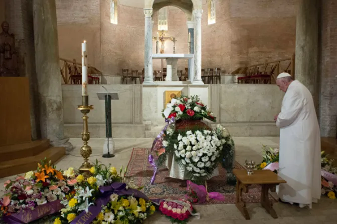 El Papa Francisco acude a funeral de recepcionista de Santa Marta que murió embarazada