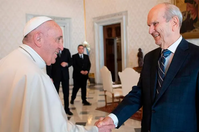 El Papa Francisco recibe a líder de la iglesia mormona en el Vaticano