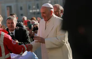 El Papa saluda en la Plaza a un miembro de la Cruz Roja. Foto: Lucía Ballester / ACI Prensa 