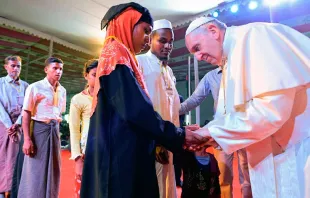 El Papa saluda al grupo de 18 rohingya. Foto: L'Osservatore Romano 