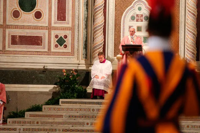 El Papa abre la Puerta Santa de la Catedral de Roma: ¡Debemos estar siempre alegres!