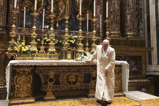 Papa Francisco reza a la Virgen en Santa María la Mayor al volver de Asia 